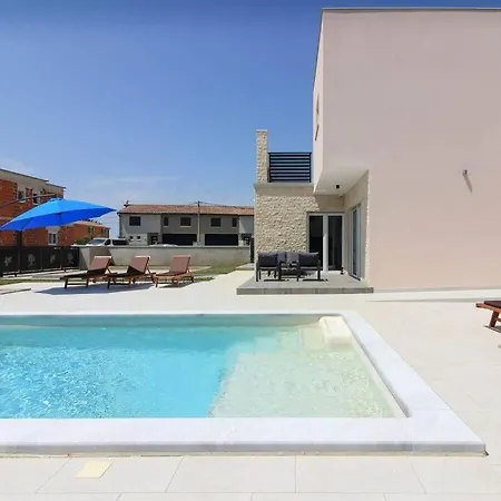 Gogo With Private Pool Šišan
