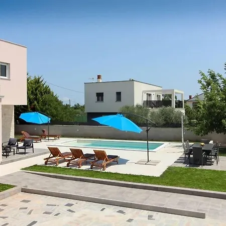 Gogo With Private Pool Vakantiehuis Šišan