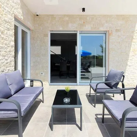 Gogo With Private Pool Vakantiehuis