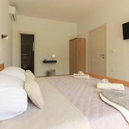 Gogo With Private Pool Vakantiehuis Šišan