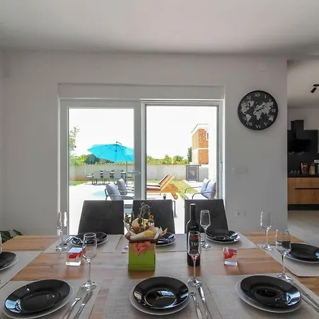 Gogo With Private Pool * Šišan