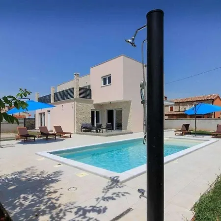Gogo With Private Pool Vakantiehuis Šišan
